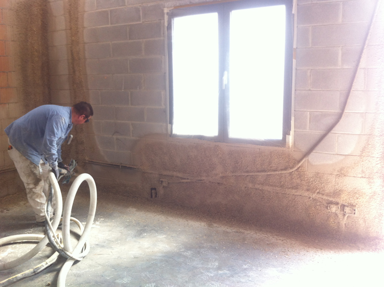 Posa a spruzzo del Natural Beton® in canapa e calce Posa a spruzzo del Natural Beton® in canapa e calce
