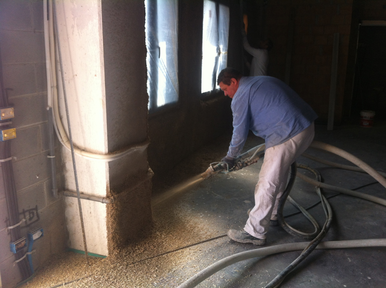 Posa a spruzzo del Natural Beton® in canapa e calce Posa a spruzzo del Natural Beton® in canapa e calce